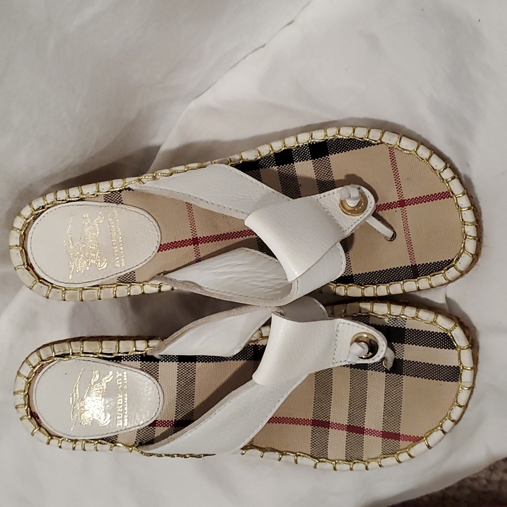 Burberry wedge sandal size 38/ 6.5 white and glold stiches. - Picture 4 of 6